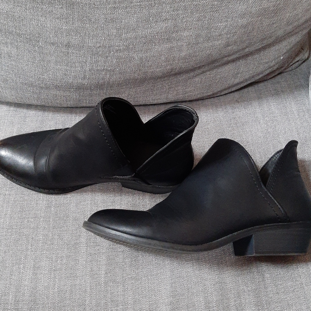 Black Imitation Leather Bootie - Size 8 women's shoe - Picture 7 of 10